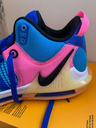 Zapatillas Baloncesto Nike LeBron Rosa y Azul