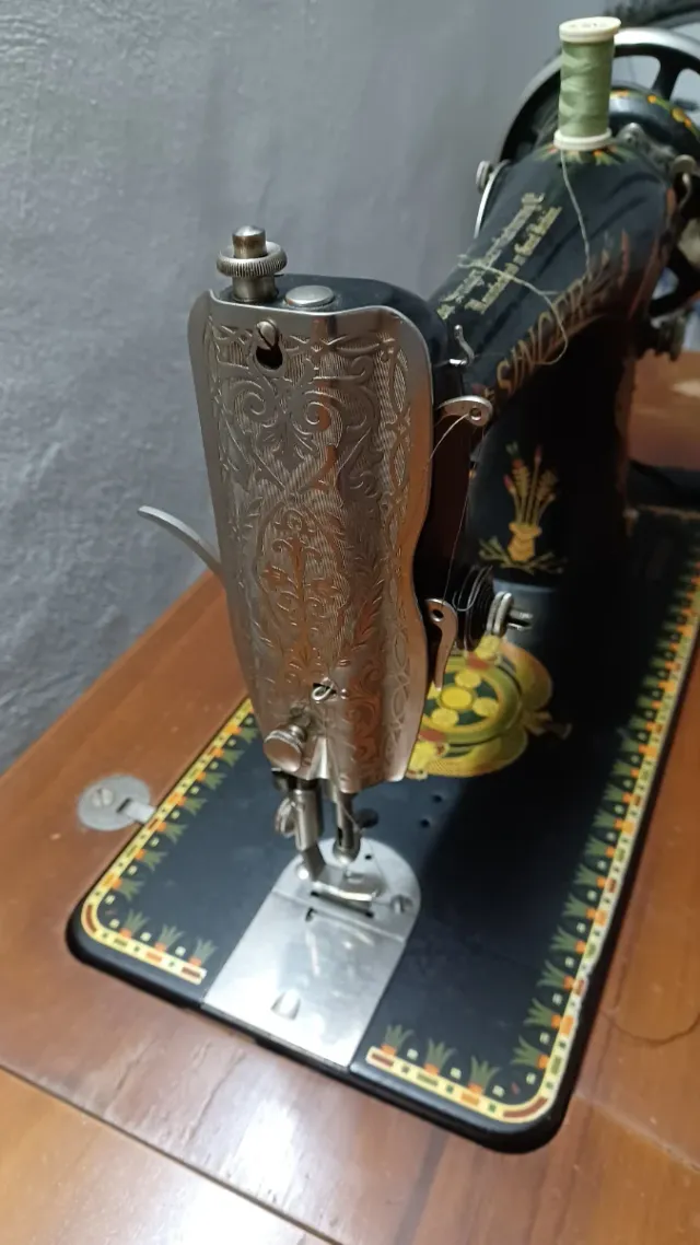 Máquina de coser antigua cabezal plata