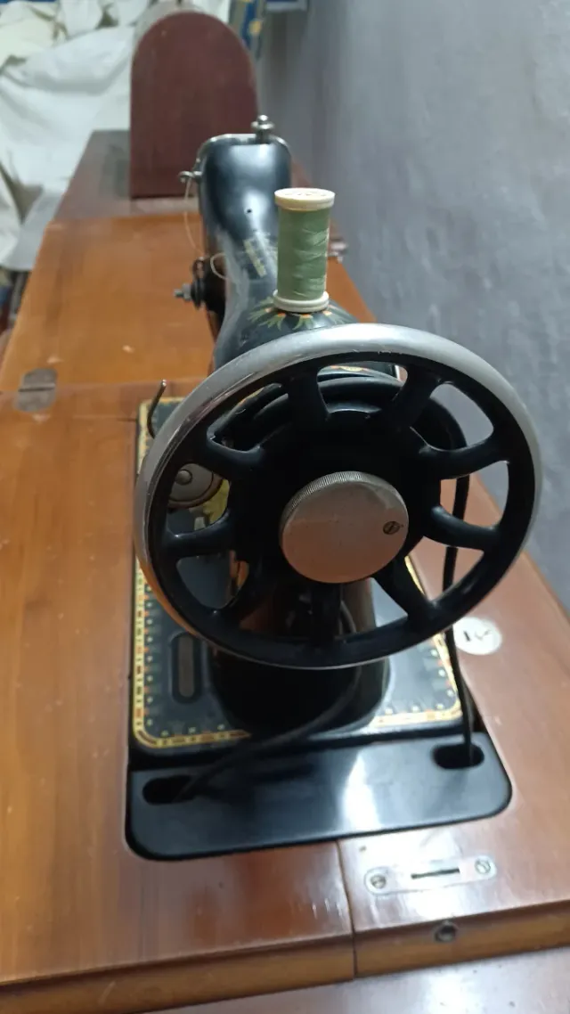 Máquina de coser antigua cabezal plata