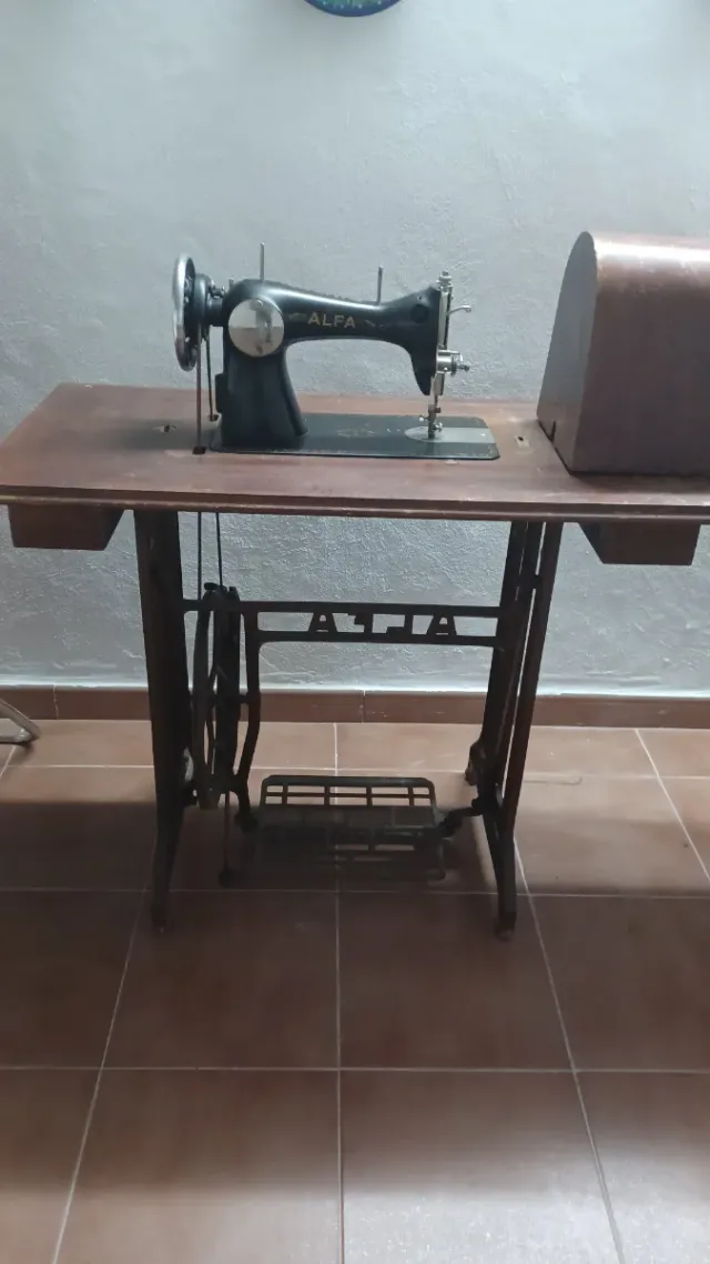 Máquina de coser antigua cabezal plata