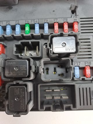 CAJA RELES / FUSIBLES NISSAN QASHQAI (J10)