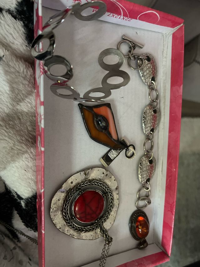 Bisutería variada - Collares y pulseras.