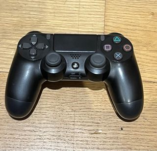 PS4 Pro 1TB Sony con mando y cables