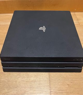 PS4 Pro 1TB Sony con mando y cables