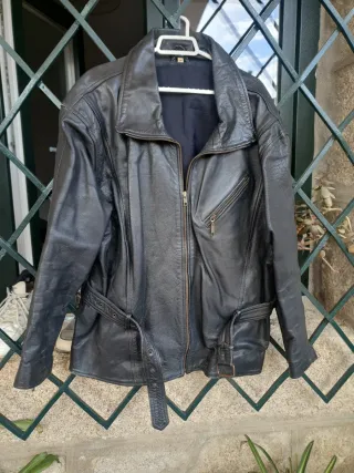 Cazadora de cuero negra talla M
