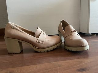 Zapatos tacón beige