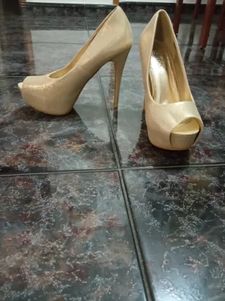 Zapatos de tacón dorados talla 39