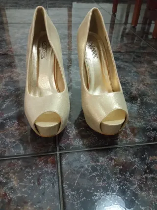 Zapatos de tacón dorados talla 39