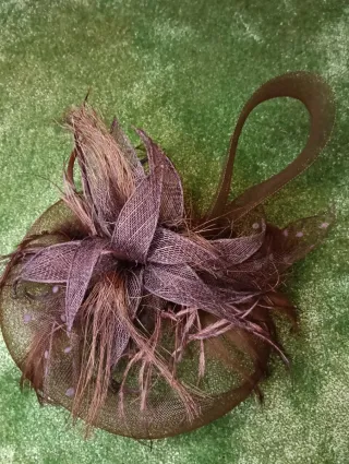Tocado de fiesta marrón