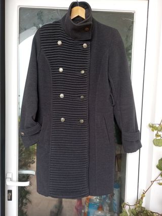 Elegante abrigo gris de chica doble botonadura