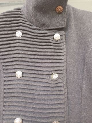 Elegante abrigo gris de chica doble botonadura