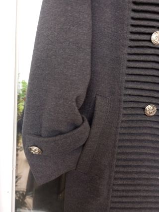 Elegante abrigo gris de chica doble botonadura
