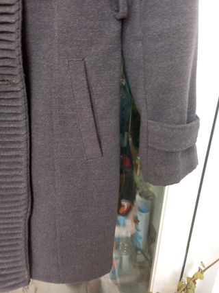 Elegante abrigo gris de chica doble botonadura