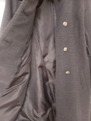 Elegante abrigo gris de chica doble botonadura