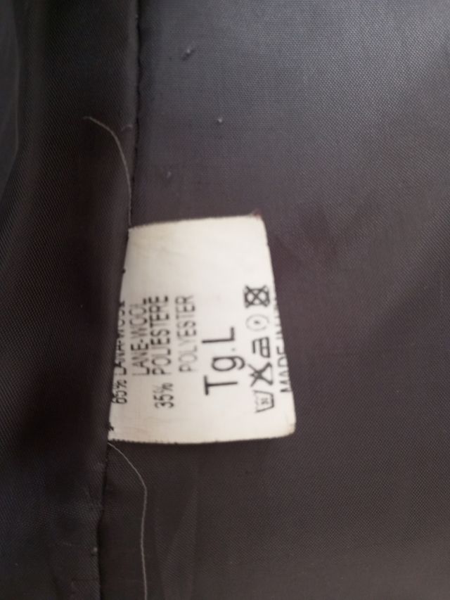 Elegante abrigo gris de chica doble botonadura