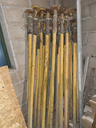 Puntales de obra metálicos amarillos