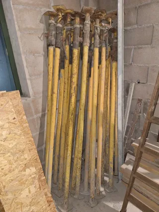 Puntales de obra metálicos amarillos