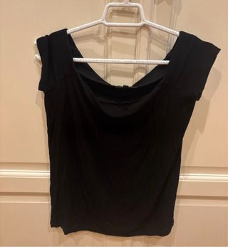 Blusa manga corta negra arreglada