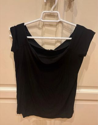Blusa manga corta negra arreglada