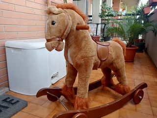Cavallo a dondolo peluche e legno