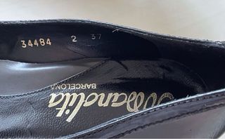 Zapatos de tacón Manolita negros y grises