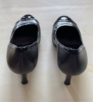 Zapatos de tacón Manolita negros y grises