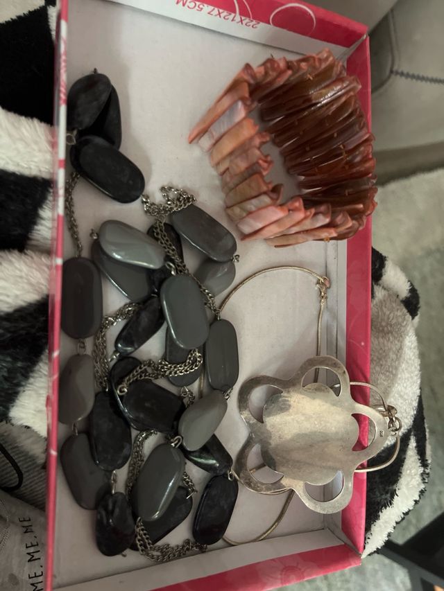 Collar bisutería negro y rojo