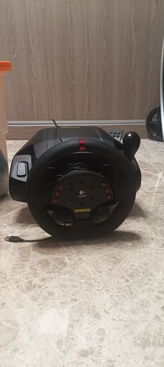 Volante Logitech MOMO Racing