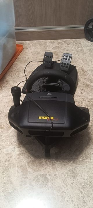 Volante Logitech MOMO Racing