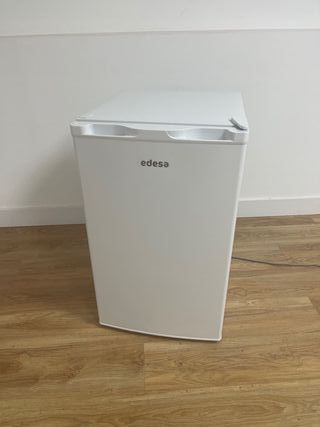 Frigorífico Edesa bajo encimera