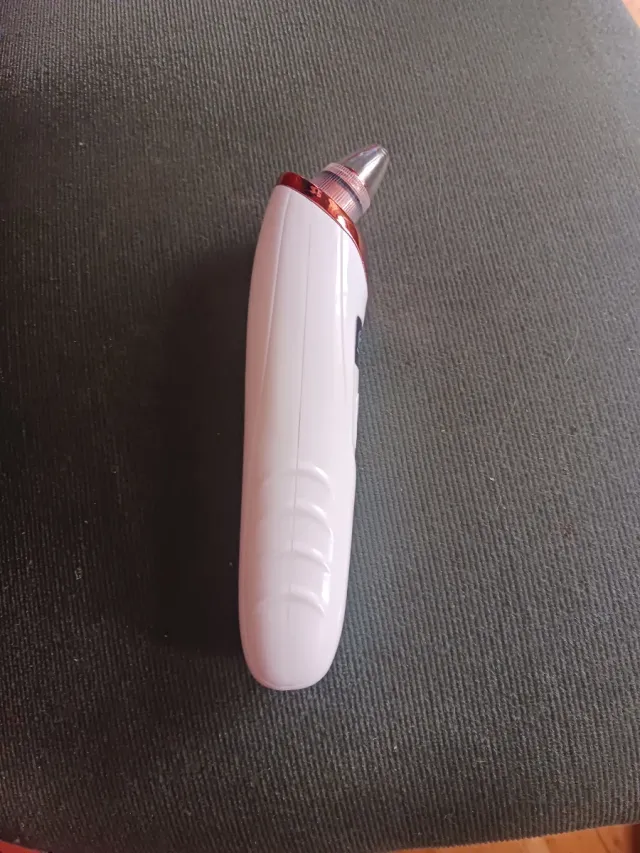 Strumento per la pulizia dei pori