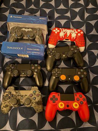 PS4 Pro Negra/Dorada con Juegos y Mandos