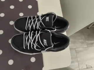 Zapatillas Nike Negras y Blancas talla 42