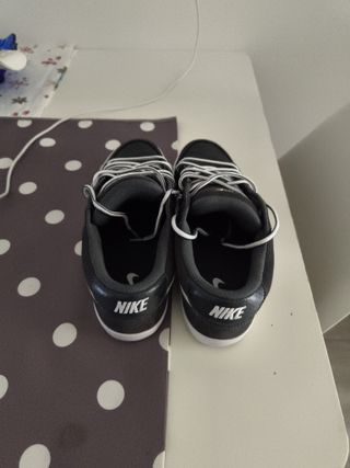 Zapatillas Nike Negras y Blancas talla 42