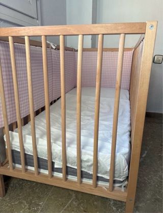 Cuna de madera con colchón