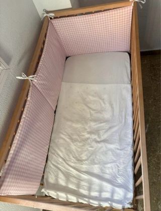 Cuna de madera con colchón