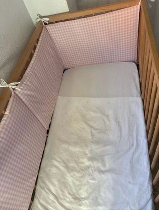 Cuna de madera con colchón