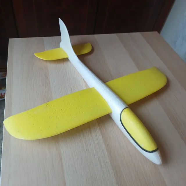 Avión de gomaespuma amarillo