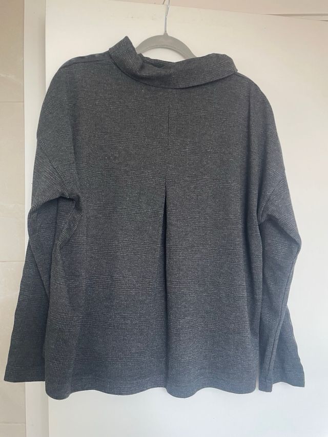 Jersey gris suelto con detalles