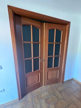 Puerta doble de madera con cristal