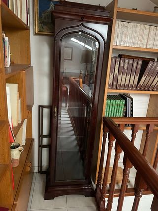 Vitrina clásica de madera y cristal