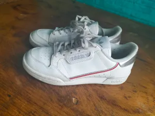 Zapatillas Adidas Blancas y Plateadas