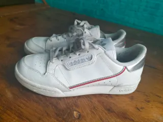Zapatillas Adidas Blancas y Plateadas