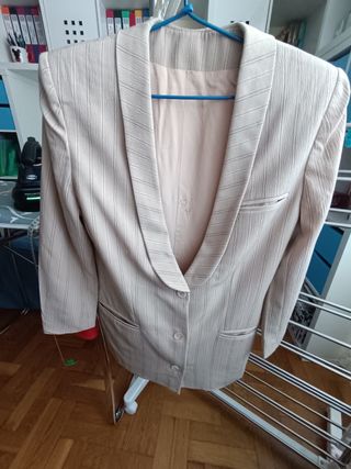 Conjunto chaqueta larga y falda corta, elegantes 