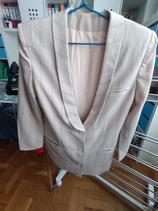 Conjunto chaqueta larga y falda corta, elegantes