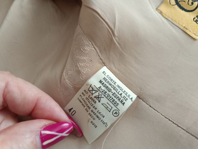 Conjunto chaqueta larga y falda corta, elegantes