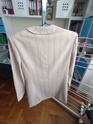 Conjunto chaqueta larga y falda corta, elegantes 