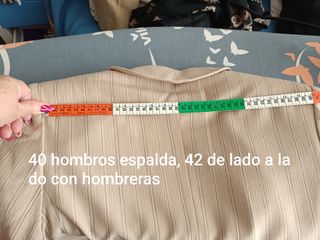 Conjunto chaqueta larga y falda corta, elegantes 