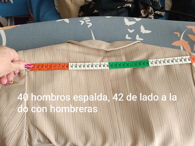 Conjunto chaqueta larga y falda corta, elegantes