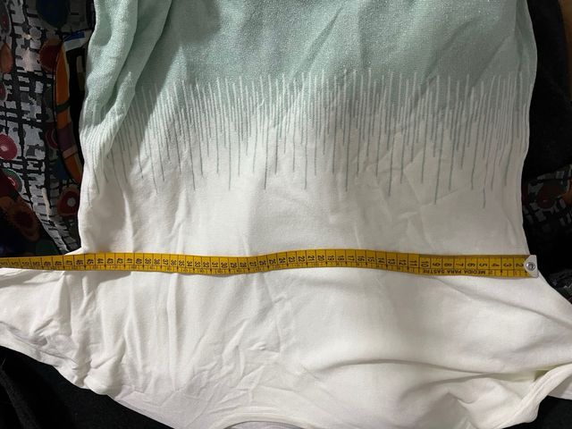 Suéter fino con brillos verde y blanco